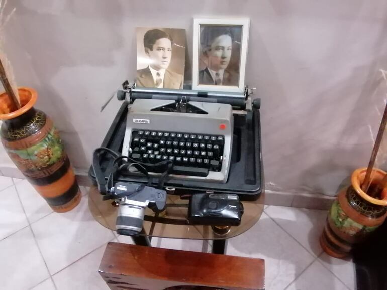 Una antigua máquina de escribir y cámaras fotógraficas del Dr. Bracho forman parte del museo.