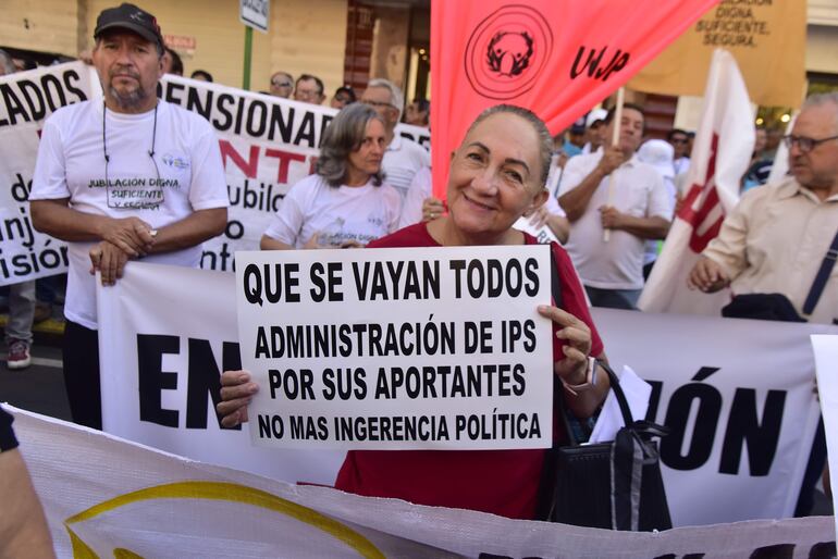 Imagen ilustrativa de una de las marchas realizadas por jubilados y asegurados del IPS, quienes se convocan de vuelta el jueves para protestar contra la creación de la Superintendencia.