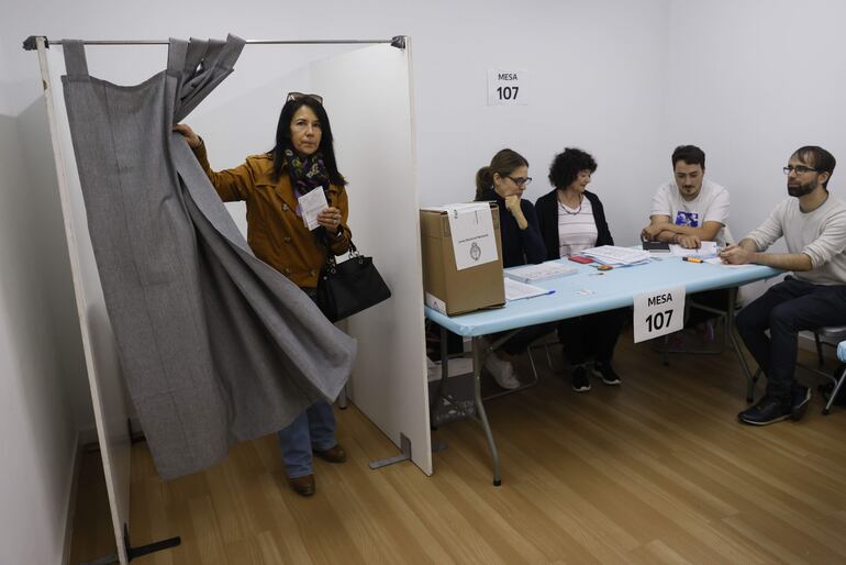 MADRID, 22/10/2023.- Argentinos residentes en Madrid votan en las elecciones para elegir presidente y vicepresidente del país, este domingo en el Colegio Mayor Argentino de la capital. EFE/Mariscal
