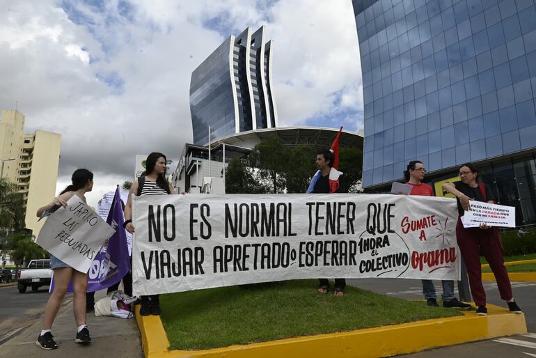 Integrantes de Opama se manifestaron frente a la oficina de la tarjeta Jaha, Epas. Esta empresa pertenece a Cetrapam, gremio de transportes. Los  usuarios del transporte exigen mejor servicio.