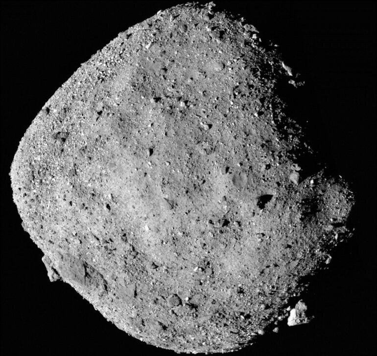 USA9182. WASHINGTON (DC, EEUU), 22/09/2023.- Fotografía cedida por la NASA de una imagen en mosaico del asteroide Bennu que se compone de 12 imágenes PolyCam recopiladas el 2 de diciembre por la nave espacial OSIRIS-REx desde un rango de 15 millas (24 km). El argentino Lucas Paganini, científico planetario de la NASA, ya está en el desierto de Utah (EE.UU.) preparado para recibir este domingo una cápsula con un preciado cargo: un puñado de rocas y polvos del asteroide Bennu que podría ofrecer información única sobre la formación del sistema solar hace unos 4.500 millones de años. EFE/NASA/Goddard/Universidad de Arizona /SOLO USO EDITORIAL /NO VENTAS /SOLO DISPONIBLE PARA ILUSTRAR LA NOTICIA QUE ACOMPAÑA /CRÉDITO OBLIGATORIO
