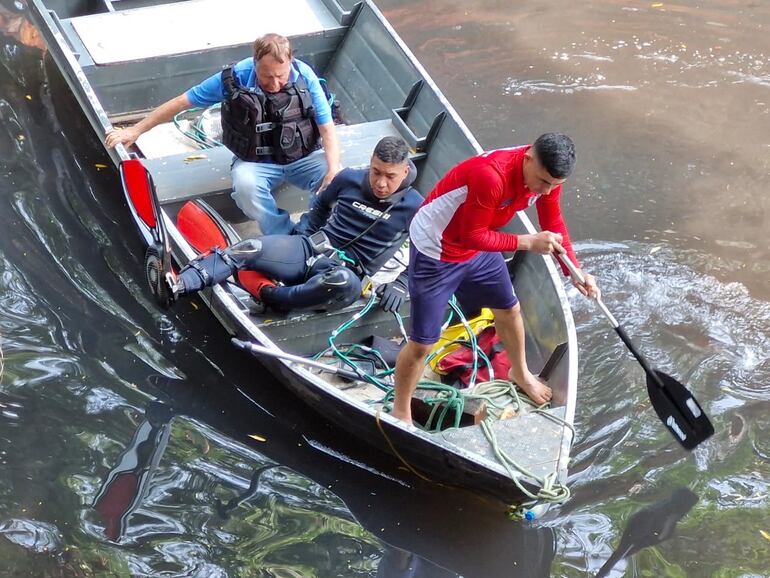 Buzos de la Armada Paraguaya siguen buscando al militar desaparecido Alexis Sosa.