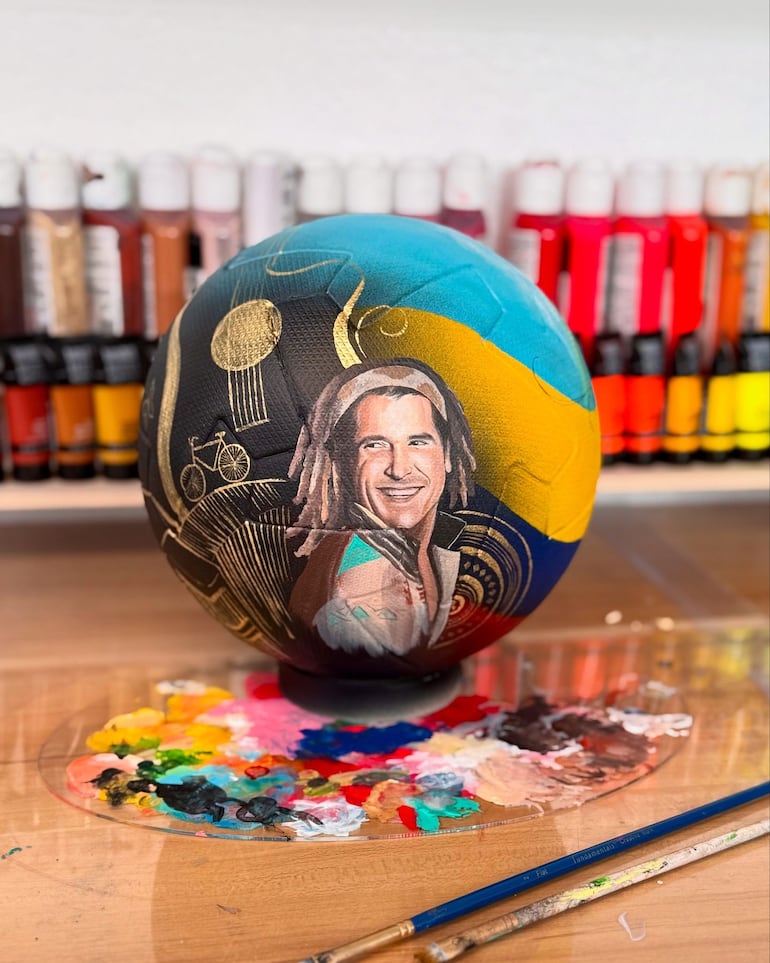 "Este balón de fútbol es un tributo a su legado y a su capacidad de unir corazones con cada canción", destacó Lili Cantero sobre la obra de arte inspirada en Carlos Vives. (Instagram/Lili Cantero)