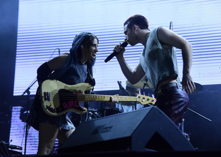 Natasha y WOS en un tramo del concierto, de varios en los que demostraron una gran conexión, así como con toda la banda.