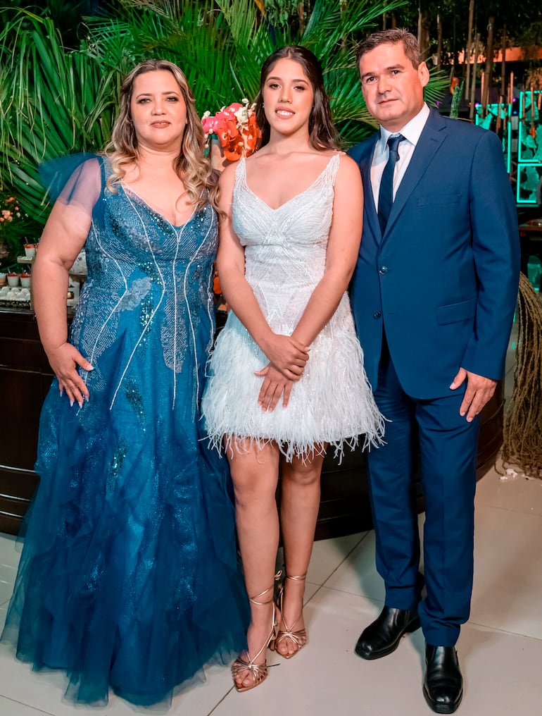 La quinceañera con sus padres.