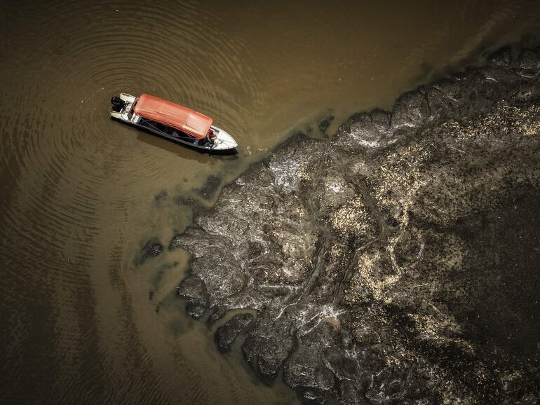 Fotografía aérea que muestra la fuerte sequía que afecta la Reserva de Desarrollo Sostenible Lago do Piranha en Manacapuru, Amazonas (Brasil).