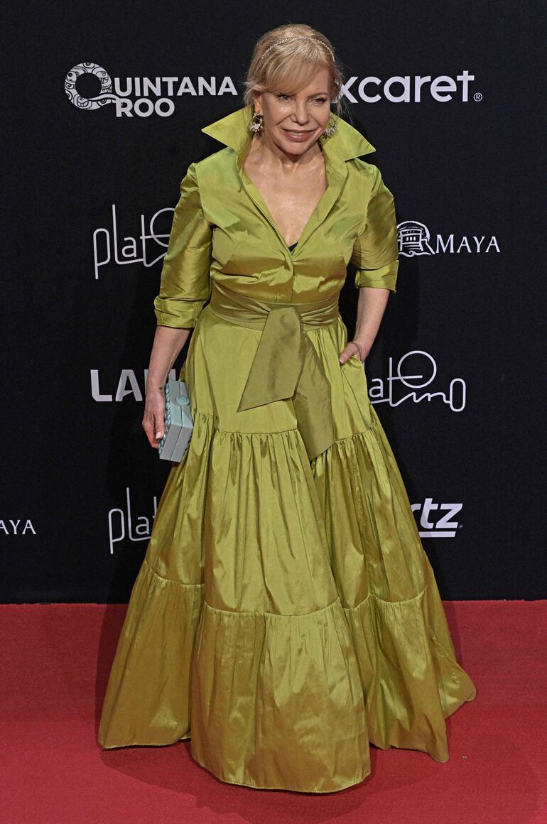 La actriz argentina Cecilia Roth llegando a los Premios Platino con un imponente vestido de Javier Saiach. (CARL DE SOUZA / AFP)