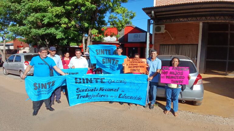 Docentes se manifestaron frente a la Dirección Departamental del MEC en Coronel Oviedo.