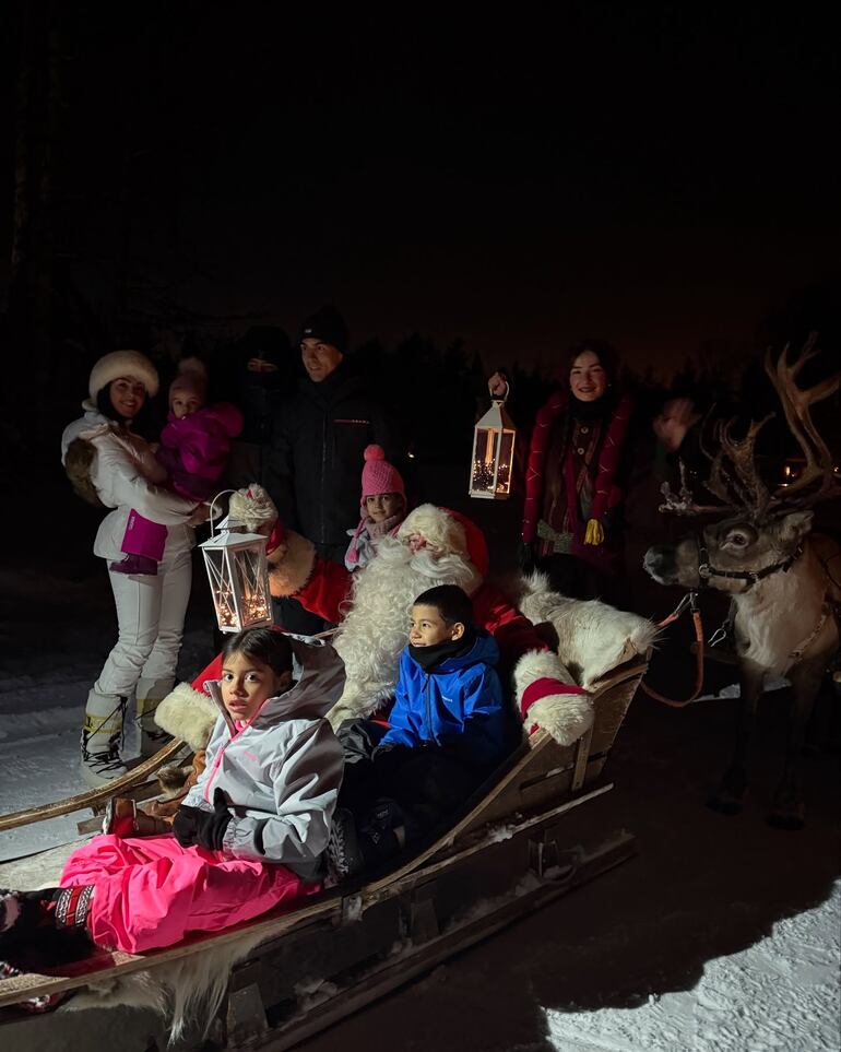 Cristiano Ronaldo y Georgina Rodríguez, felices viendo subir a sus hijos al trineo de Papá Noel en Laponia.(Instagram/Georgina Rodríguez)