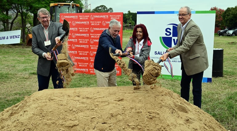 Andreas Neufeld, Marcelo Luzardi, Gladys Talavera y Carlos Wenz dan la palada inicial de la planta de Yaguarete, sede Loma Pytã.