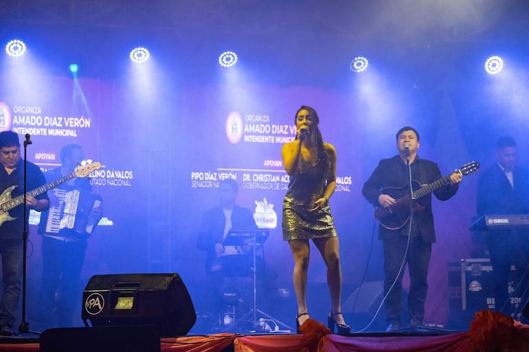 La cantante local Eli Núñez en el escenario de la fiesta de la Juventud Caazapá 2024.