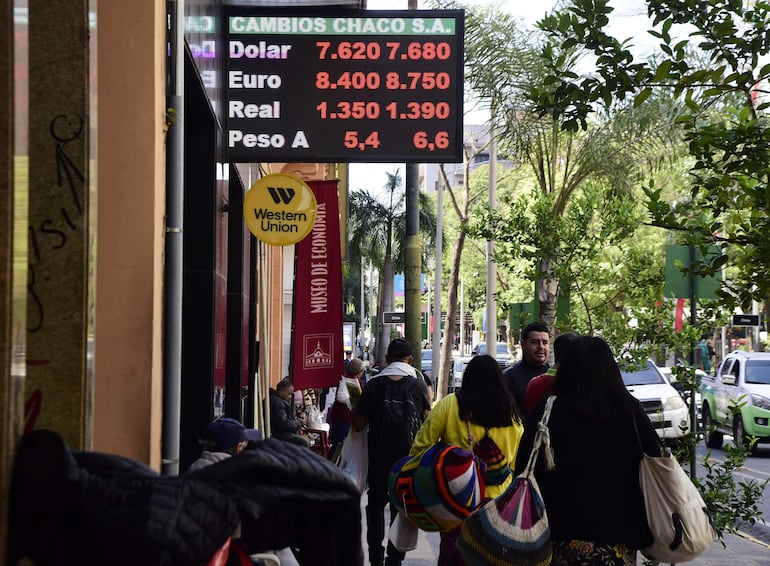 Los pagos por la deuda pública aumentan 32% el próximo año y la suba de la moneda de los Estados Unidos presiona al fisco.