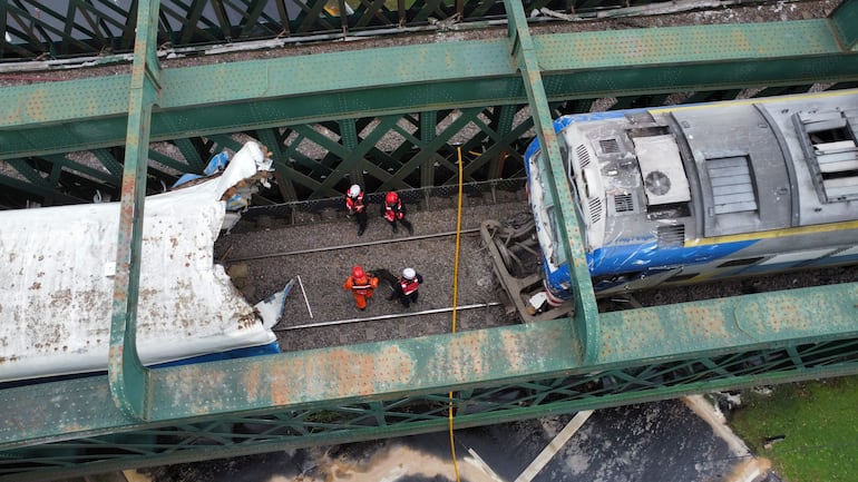 Fotografía aérea que muestra el lugar donde se chocaron un tren de pasajeros y una locomotora el viernes 10 de mayo en Buenos Aires (Argentina). EFE/ Luciano González