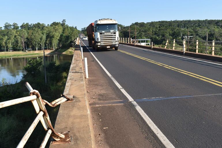 Varios metros del puente sobre el río Jejuí Guazú, en ambos lados, están sin la barrera de protección