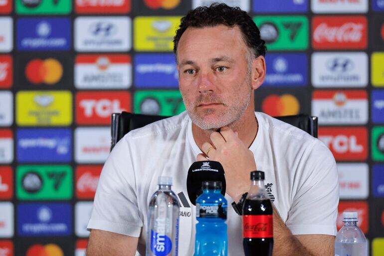 El entrenador de Atlético Mineiro Gabriel Milito, participa durante una rueda de prensa este viernes en el estadio Mâs Monumental en Buenos Aires (Argentina). Atlético Mineiro y Botafogo se juegan este sábado el título de la Copa Libertadores 2024 en el imponente Monumental de Buenos Aires, en una final que se espera tensa tras el último encontronazo entre estos dos grandes equipos brasileños.