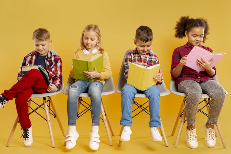 Un reconocido neurocientífico francés propone fomentar la lectura de libros en papel, debido a sus efectos positivos en el desarrollo intelectual, social y emocional de los niños y niñas, y como un antídoto contra los efectos de las pantallas en la mente  que pueden conducir al “atontamiento digital”, según este ferviente defensor de la lectura compartida entre padres e hijos.