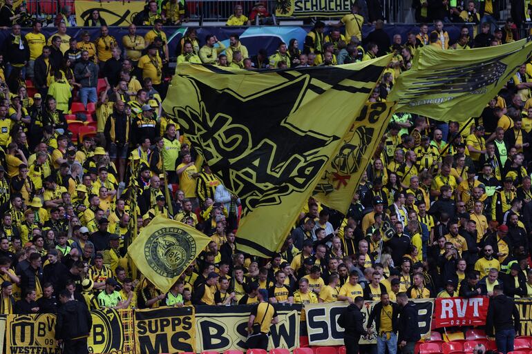 Los hinchas del Borussida Dortmund en el estadio de Wembley, en Londres, para observar la final de la Champions League contra el Real Madrid. 