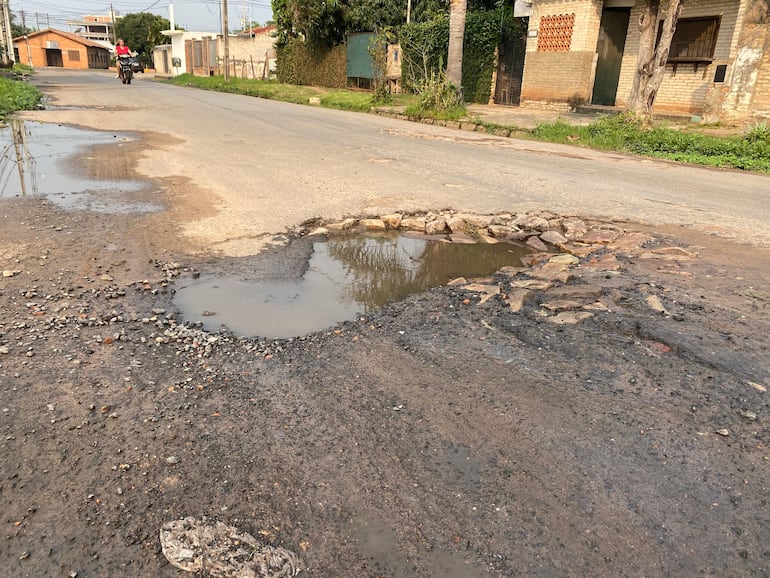 Baches profundos en la calle Campo Vía.