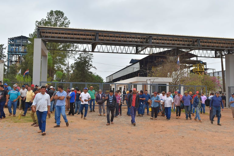 Cañicultores levantan paro y reanudan la zafra en Petropar de Troche.