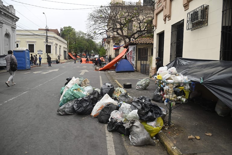 Un gran cumulo de basura se aprecia a metros de la sede del MUVH, donde se ubicaron los manifestantes.