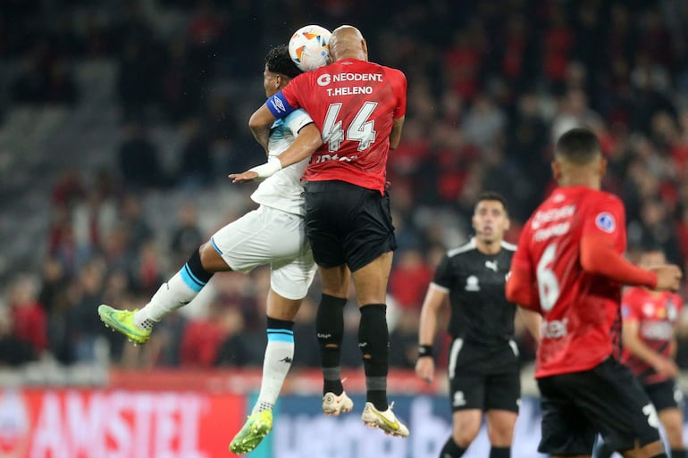 Athletico Paranaense y Racing Club definen a un semifinalista de la Sudamericana