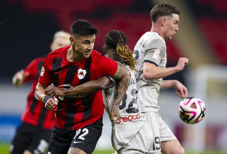 Adam Bareiro (i) en acción contra dos jugadores de Al Duhail durante su partido debut con el Al Rayyan de la Liga de las Estrellas de Qatar.