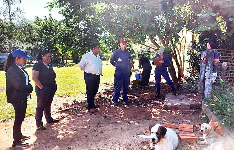 El intendente local Aldo Lezcano (Alianza), acompañó a los profesionales de la salud y de la Facultad de Veterinaria.