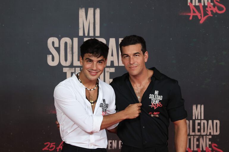 El actor y director Mario Casas (derecha) junto a su hermano Óscar Casas en la presentación de la película "Mi soledad tiene alas", en Madrid.