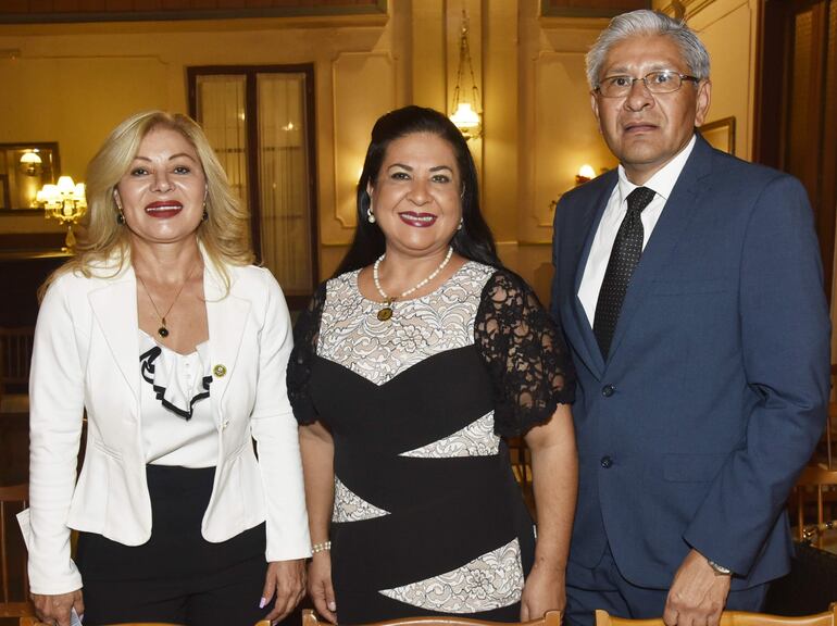 María Troche, Mirna Quiñónez y Mario Troche.