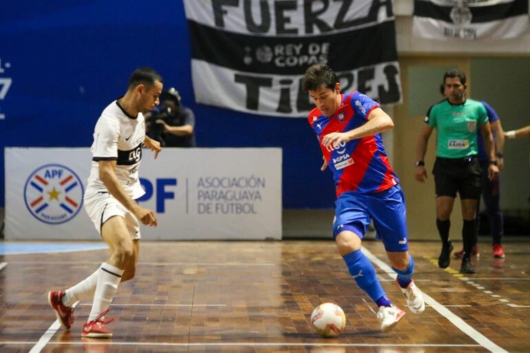 Dos buenos protagonistas de la final clásica, Juan Benítez de Olimpia y Enmanuel Ayala de Cerro.