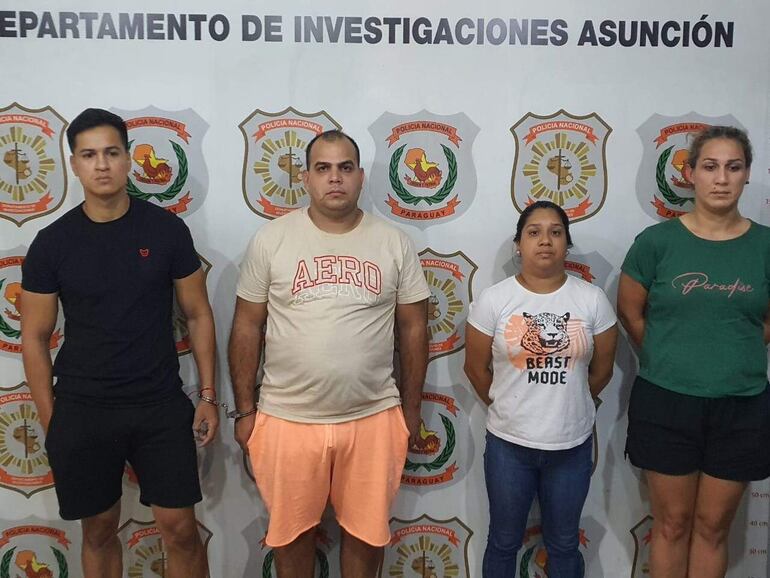 Fátima Agüero (d), ex representante legal de la senadora colorada cartista Zenaida Delgado; junto a los demás detenidos por el caso IPS.