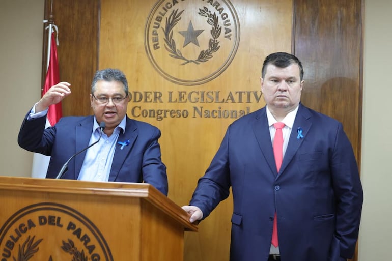 Los senadores cartistas Gustavo Leite (izq.) y Dionisio Amarilla (expulsado del PLRA), vocero y presidente de la comisión "garrote".