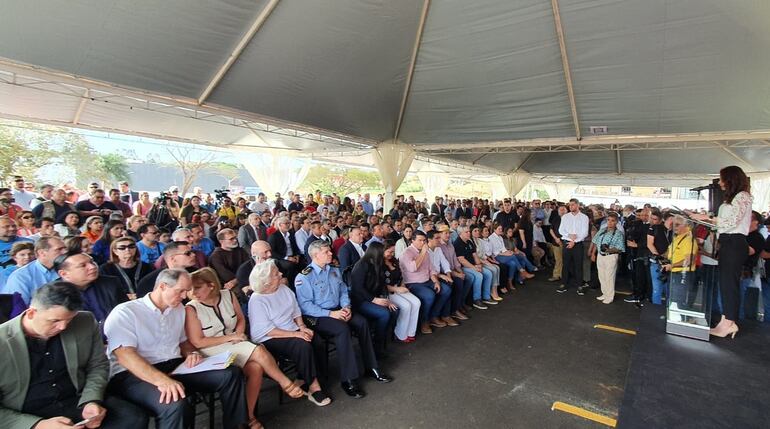 Directivos de la empresa y autoridades locales y nacionales participan de la inauguración.