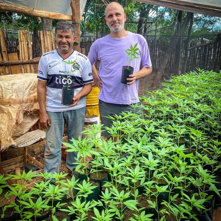 Juan Carlos Cabezudo (derecha) junto a uno de los productores asociados de cannabis.