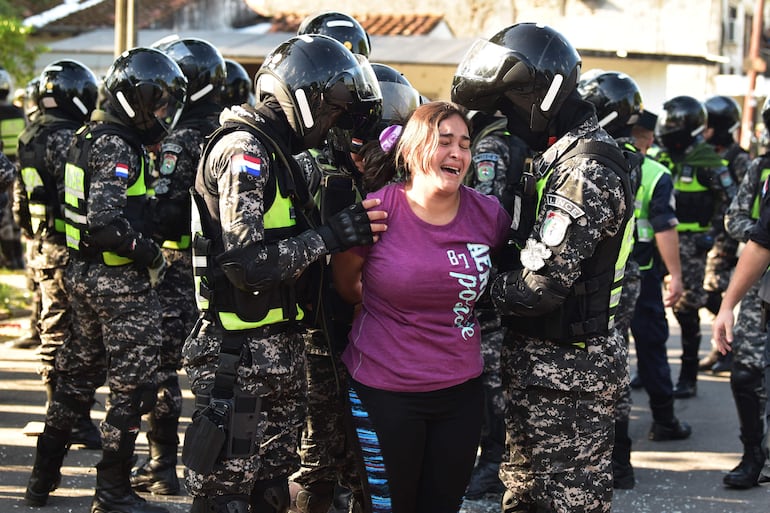 Una de las detenidas por agentes del Grupo Lince en las inmediaciones de la cárcel de Tacumbú, durante el operativo Veneratio. 