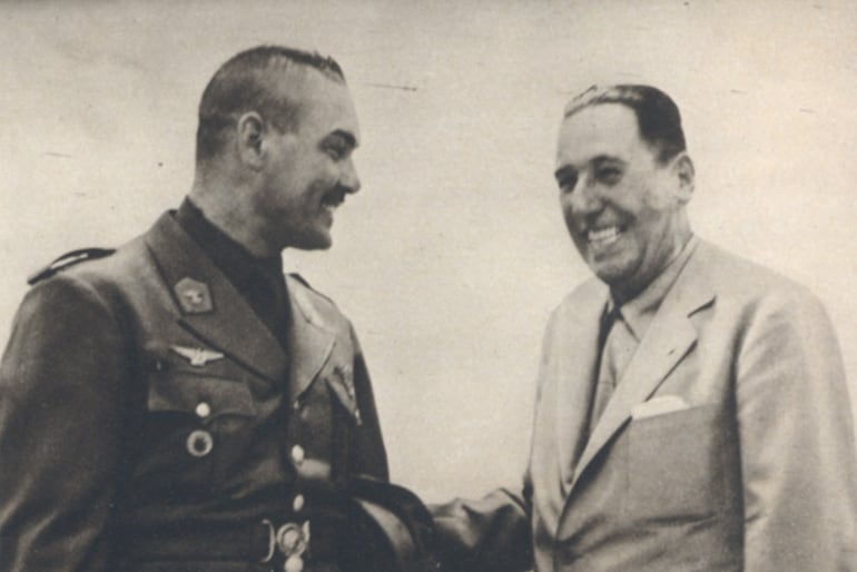 Juan Domingo Perón con Leo Nowak, comandante del hidroavión Catalina.