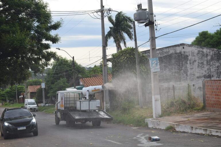 La muncipalidad inició la fumigación masiva en la ciudad de Villa Elisa.