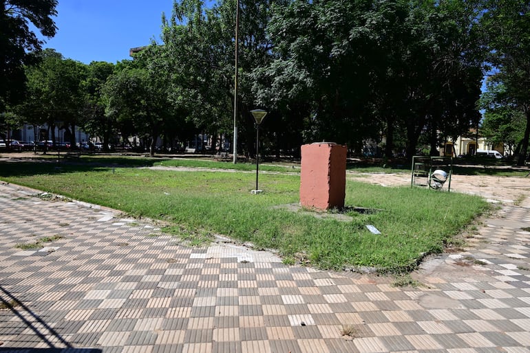 Imagen de abandono total es la que tienen las cuatro plazas del Congreso.