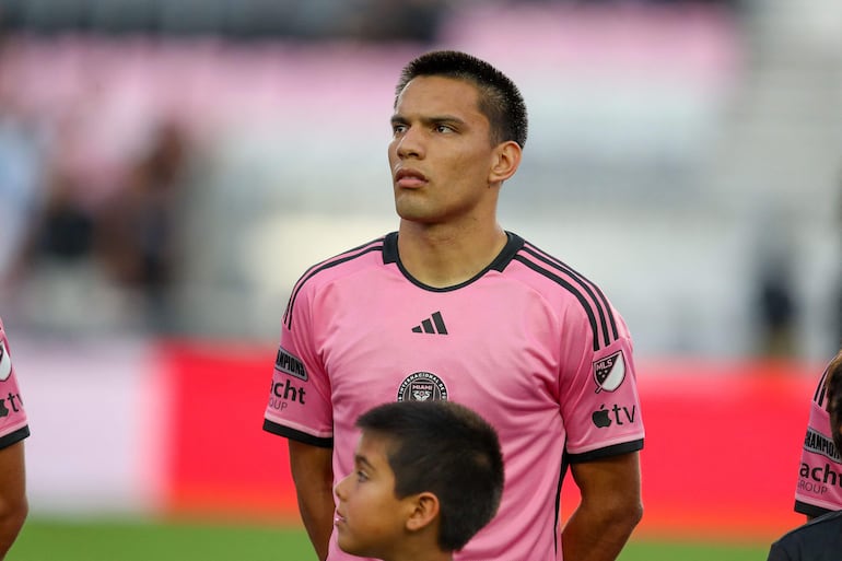 El paraguayo Diego Gómez, futbolista del Inter Miami, en la formación previa al partido contra Toronto por la Leagues Cup 2024 en el estadio Chase, en Florida. 