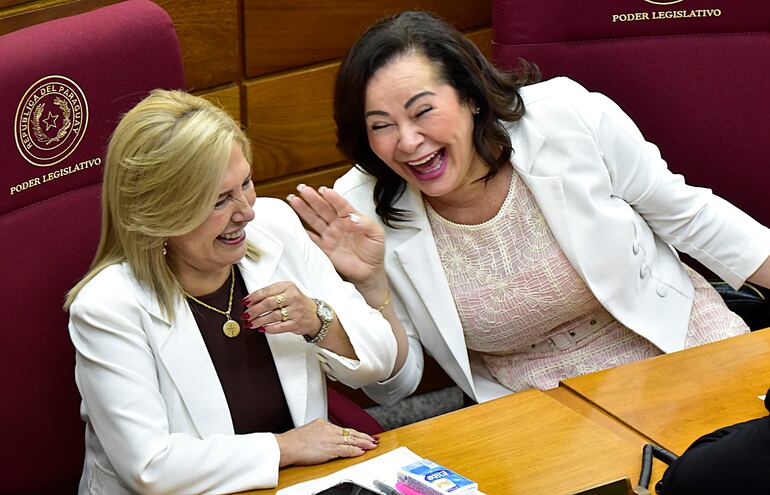 Senadoras libero- cartistas Hermelinda Alvarenga y Noelia Cabrera en la sesión en la que se expulsó a Kattya González.