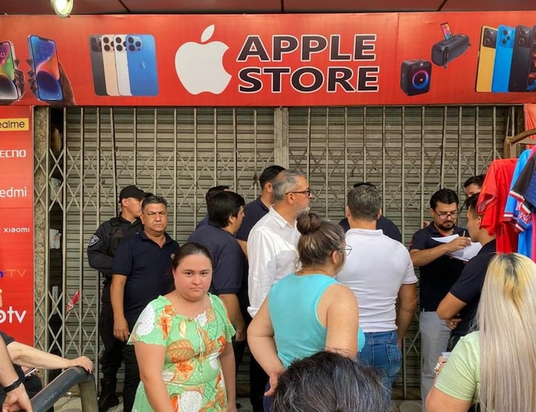 En esta tienda clausurada ayer miércoles se despojó 1.700 dólares a una familia de turistas argentinos.