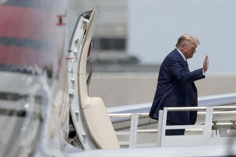 El candidato presidencial republicano, el expresidente de los Estados Unidos, Donald Trump, llega al Aeropuerto Internacional de Miami.