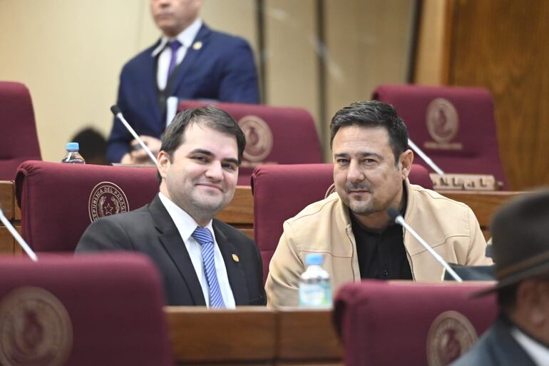 Los diputados liberales "Luis Fredy" Franco y Antonio Buzarquis durante la sesión de la Cámara Baja.