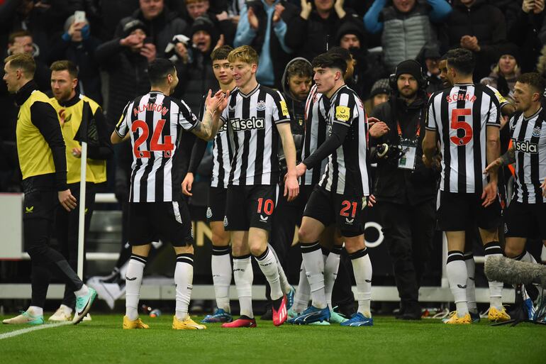 Anthony Gordon (C), del Newcastle United, celebra con sus compañeros de equipo después de anotar el 1-0 durante el partido de fútbol de la Premier League inglesa entre el Newcastle United y el Manchester United, en Newcastle, Gran Bretaña, el 02 de diciembre de 2023.