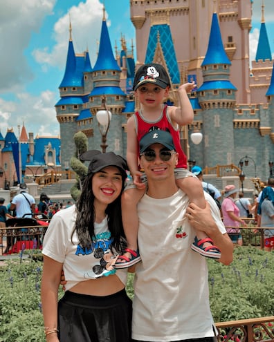 Alexia Notto y Miguel Almirón con su hijo Francesco, en Disney.