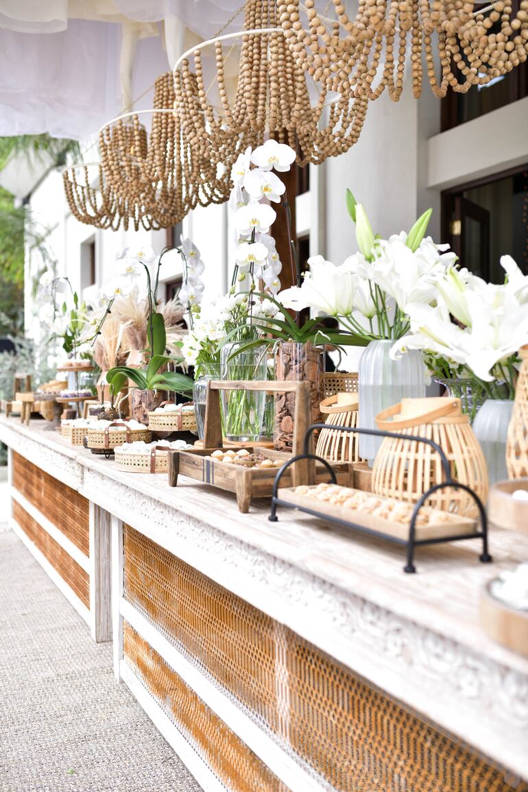 La decoración con elegantes arreglos de flores y otros detalles.