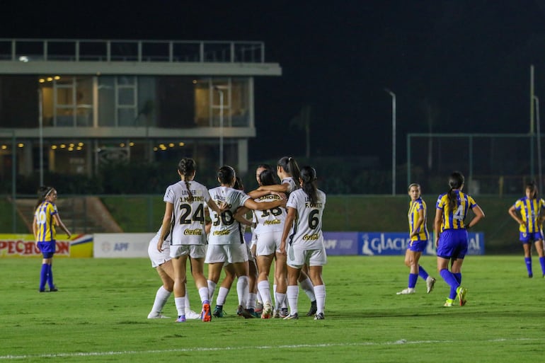 Guaraní goleó 6-0 a Luqueño y comparte la cima con Olimpia