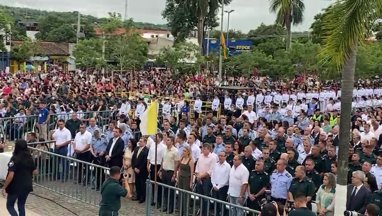 El presidente Santiago Peña en la explanada de la Basílica de Caacupé, junto con su esposa Leticia Ocampos y legisladores cartistas.