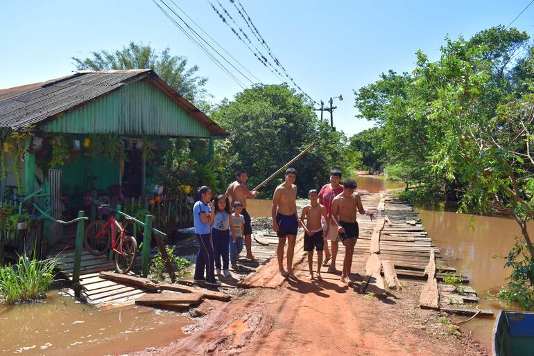 Niños y adolescentes después de tratar de limpiar la basura que quedó estancada en el lugar. 