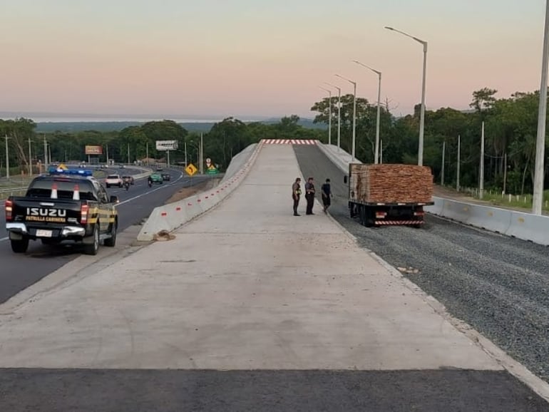 Agentes de la Patrulla Caminera junto al camión que utilizó la rampa de seguridad ubicada en Pedrozo Caacupé tras averiarse.